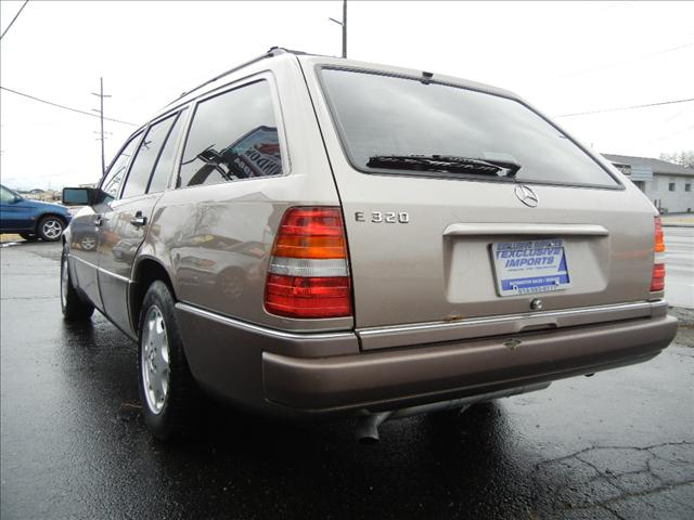 Mercedes-Benz E Class 1994 photo 1