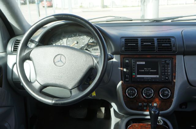 Mercedes-Benz M-Class 2002 photo 2
