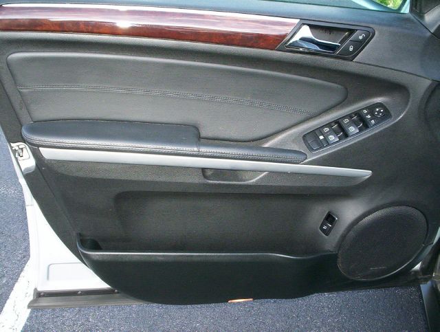 Mercedes-Benz M-Class 2010 photo 19