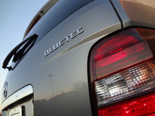 Mercedes-Benz M-Class 2010 photo 2