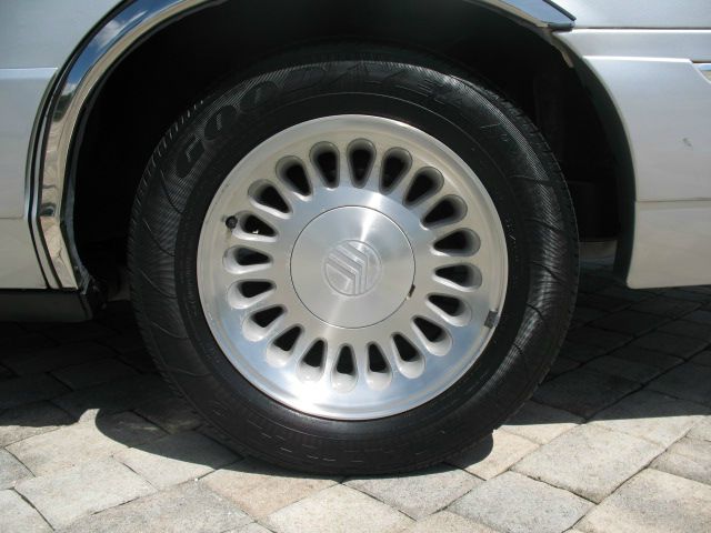 Mercury Grand Marquis 2002 photo 2