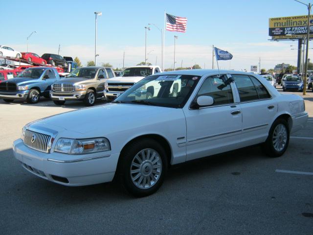 Mercury Grand Marquis 2010 photo 2