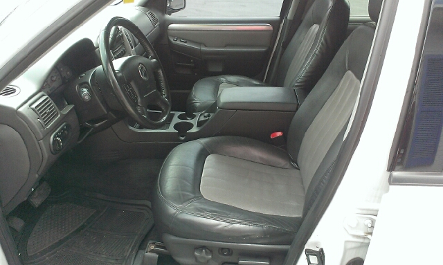 Mercury Mountaineer 2004 photo 2