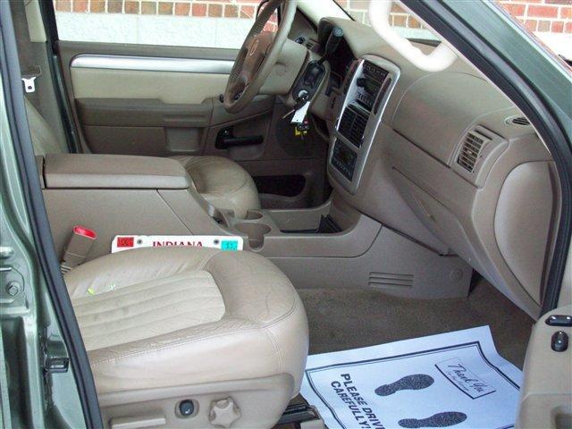 Mercury Mountaineer 2004 photo 2