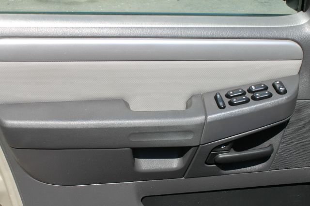 Mercury Mountaineer 2004 photo 12