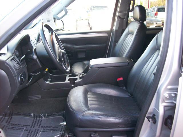 Mercury Mountaineer 2004 photo 2