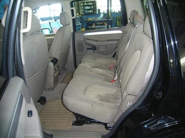 Mercury Mountaineer 2004 photo 2
