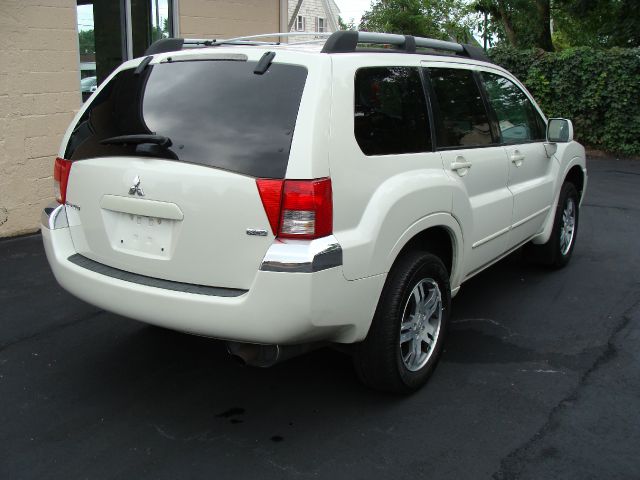 Mitsubishi Endeavor 4DR 4WD BASE AT SUV
