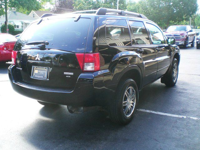 Mitsubishi Endeavor 2005 photo 2