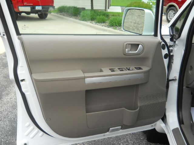 Mitsubishi Endeavor 2010 photo 18