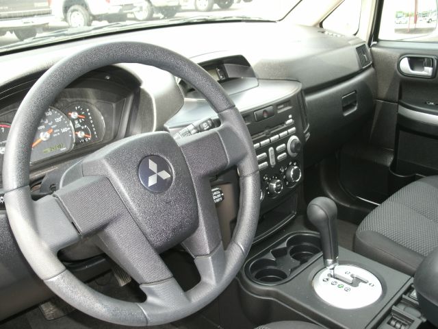 Mitsubishi Endeavor 2011 photo 2