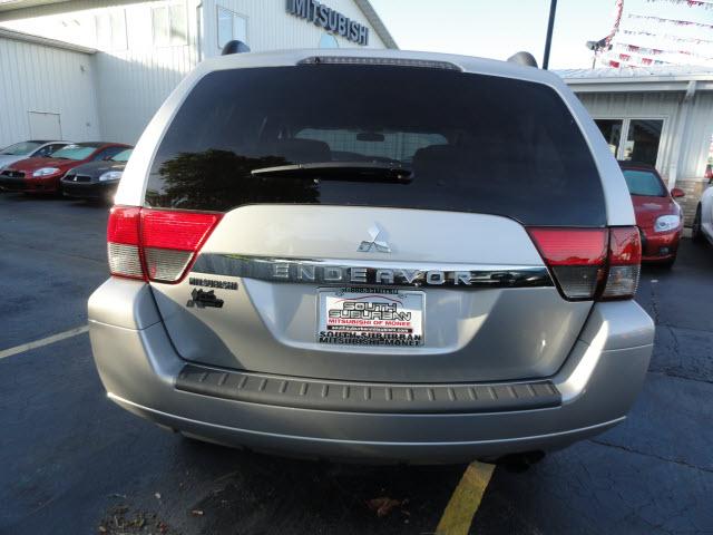 Mitsubishi Endeavor 2011 photo 5