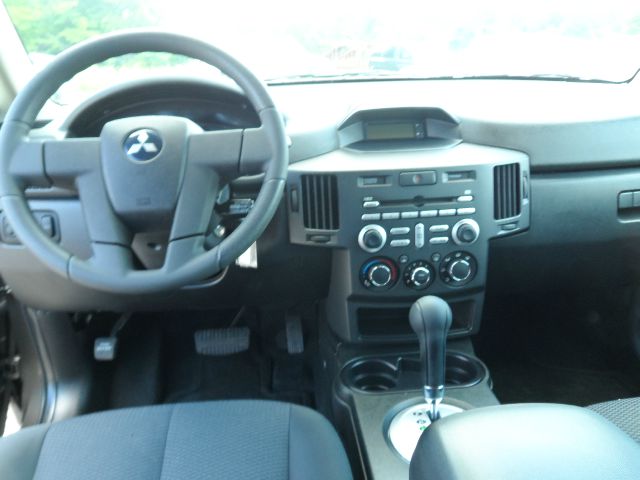 Mitsubishi Endeavor 2011 photo 1