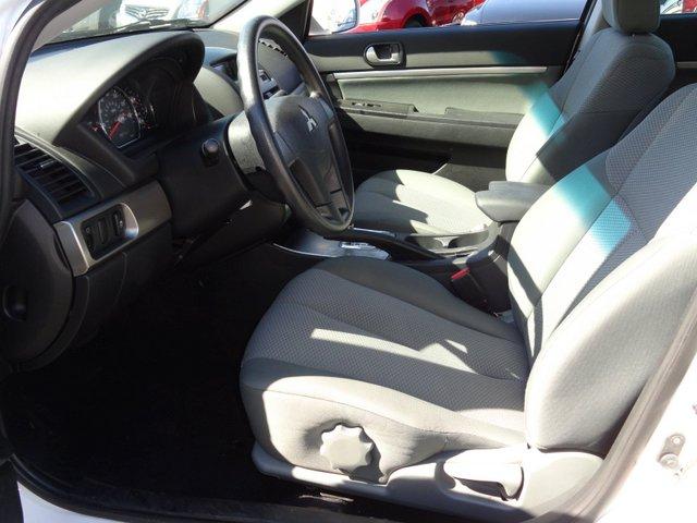 Mitsubishi Galant 2010 photo 2