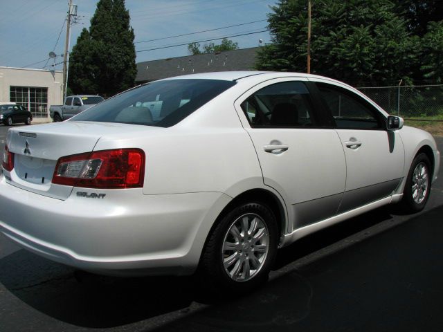 Mitsubishi Galant 2011 photo 2