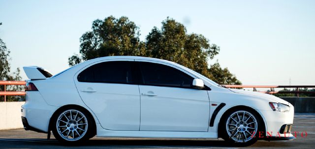 Mitsubishi Lancer Evolution 2010 photo 3