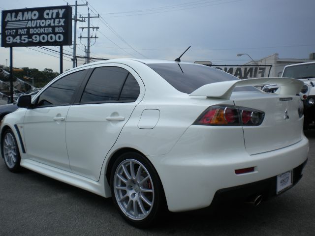 Mitsubishi Lancer Evolution 2010 photo 11