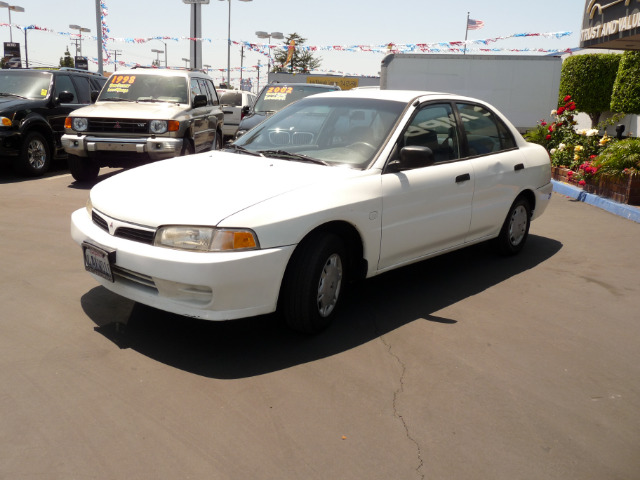 Mitsubishi Mirage 1998 photo 1
