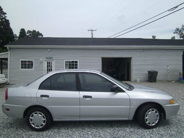 Mitsubishi Mirage 2001 photo 2