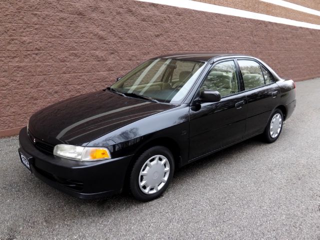 Mitsubishi Mirage 2001 photo 2