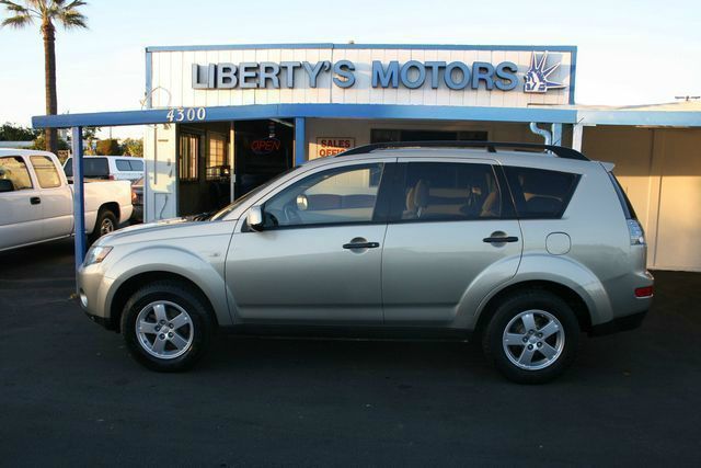 Mitsubishi Outlander Megacab SLT, Hemi, Nerf Bars SUV