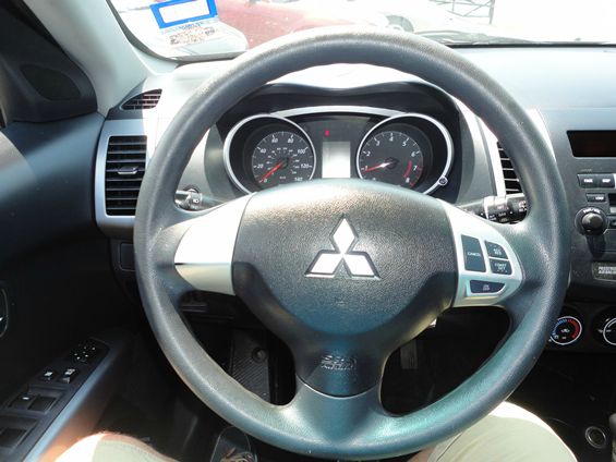 Mitsubishi Outlander 2010 photo 1