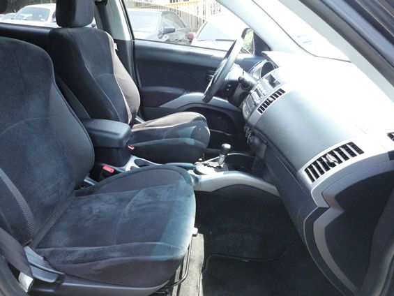 Mitsubishi Outlander 2010 photo 14