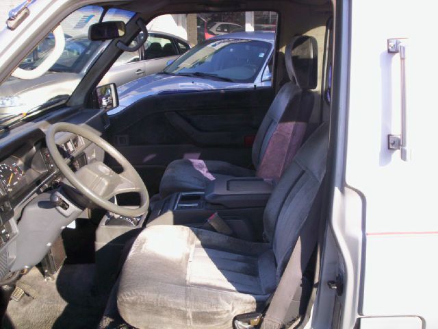 Mitsubishi Van 1988 photo 2