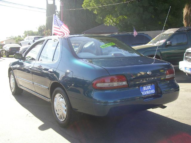 Nissan Altima 1995 photo 2