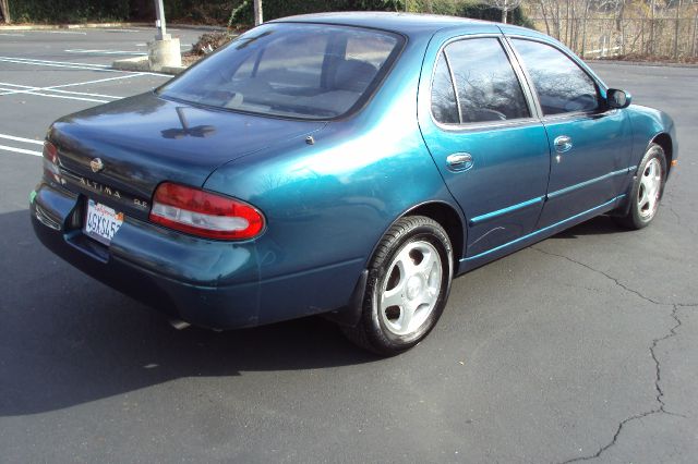 Nissan Altima 1996 photo 1