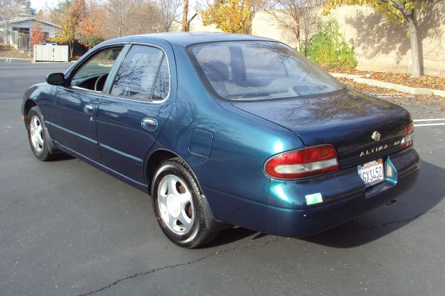 Nissan Altima 1996 photo 2
