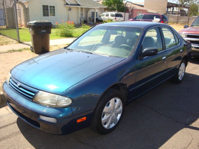 Nissan Altima 1997 photo 1