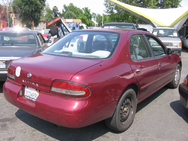Nissan Altima 1997 photo 1