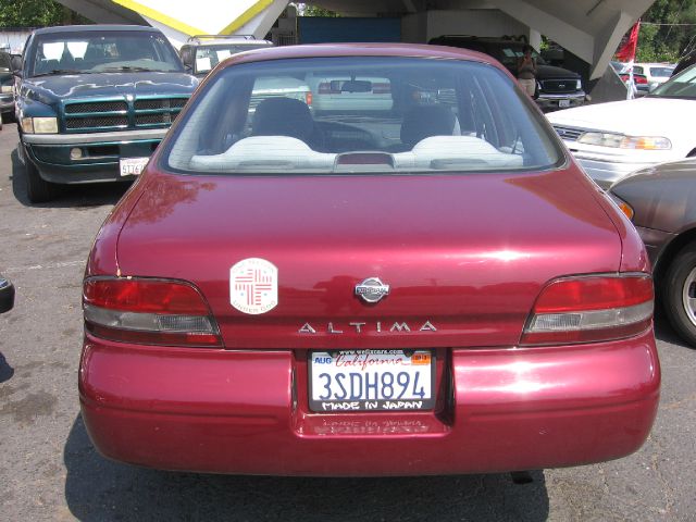 Nissan Altima 1997 photo 2