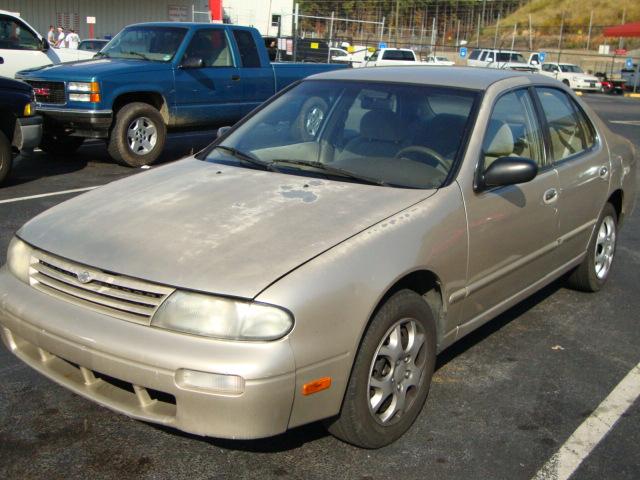 Nissan Altima 1997 photo 1