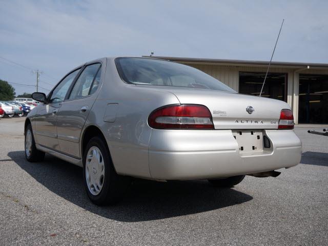 Nissan Altima 1997 photo 1