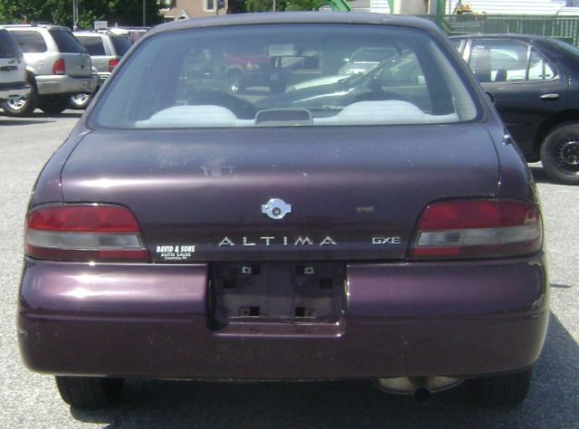 Nissan Altima 1997 photo 1