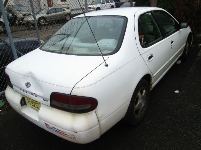 Nissan Altima 1997 photo 0