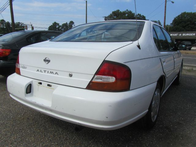 Nissan Altima 3.0 Quattro Sedan