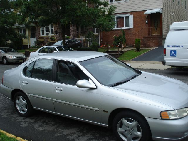 Nissan Altima 3.0 Quattro Sedan