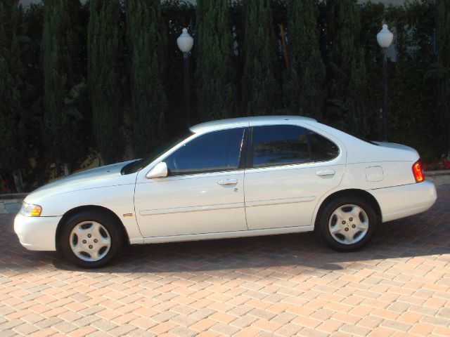Nissan Altima 2001 photo 1