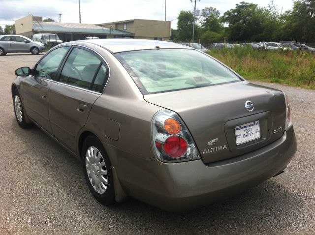 Nissan Altima Pickupslt Quad Cab SWB 4WD 4x4 Truck Sedan