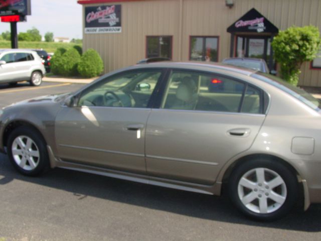 Nissan Altima SLT Quad Cab 2WD Sedan