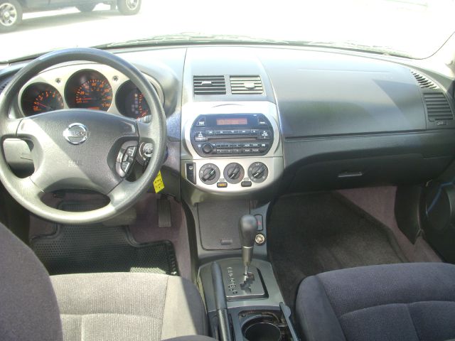 Nissan Altima Pickupslt Quad Cab SWB 4WD 4x4 Truck Sedan