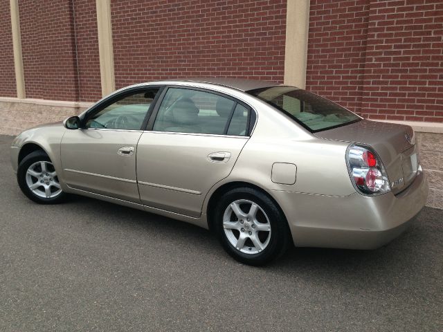 Nissan Altima Pickupslt Quad Cab SWB 4WD 4x4 Truck Sedan