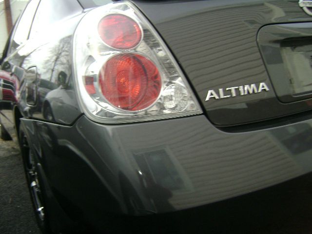 Nissan Altima Pickupslt Quad Cab SWB 4WD 4x4 Truck Sedan
