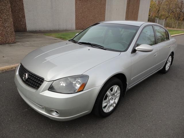 Nissan Altima Pickupslt Quad Cab SWB 4WD 4x4 Truck Sedan