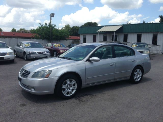 Nissan Altima Pickupslt Quad Cab SWB 4WD 4x4 Truck Sedan