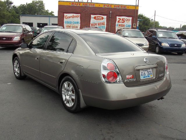 Nissan Altima Pickupslt Quad Cab SWB 4WD 4x4 Truck Sedan