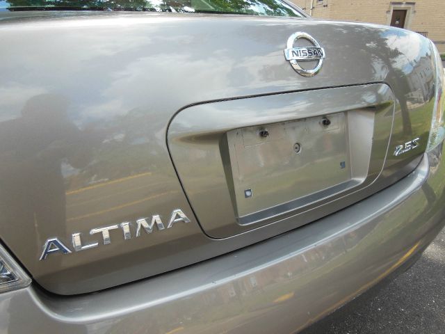 Nissan Altima Pickupslt Quad Cab SWB 4WD 4x4 Truck Sedan